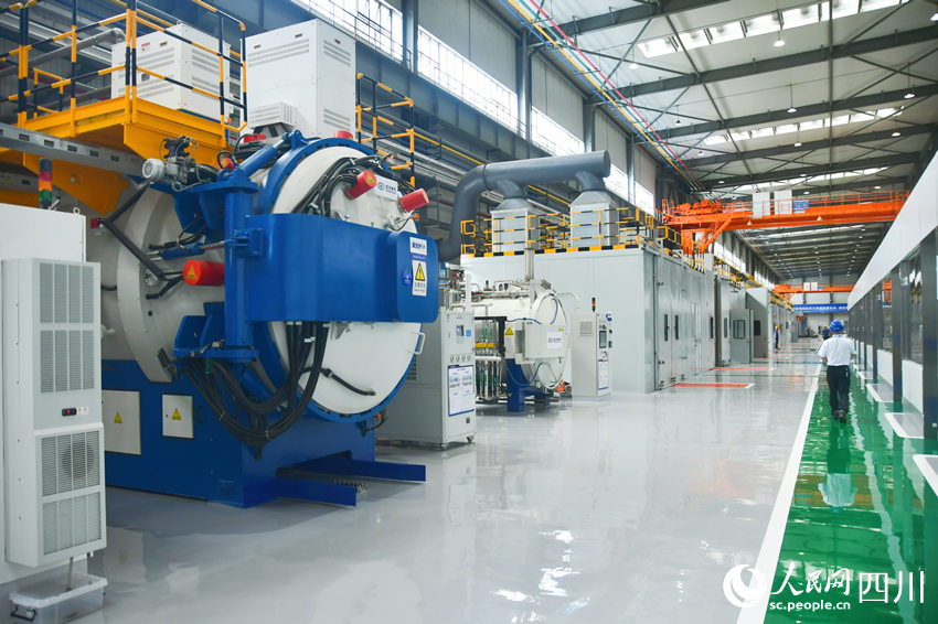 海内首个燃机智慧制造基地高温透平叶片喷涂数字化产线。人民网 赵祖乐摄