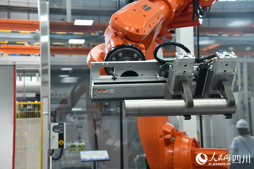 海内首个燃机智慧制造基地高温透平叶片精铸数字化产线。人民网 赵祖乐摄