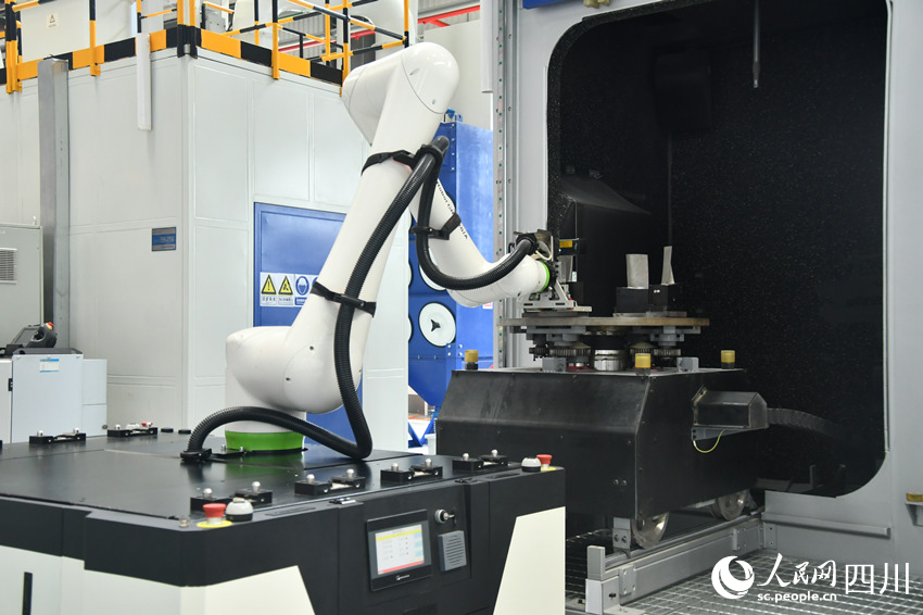 海内首个燃机智慧制造基地高温透平叶片喷涂数字化产线。人民网 赵祖乐摄